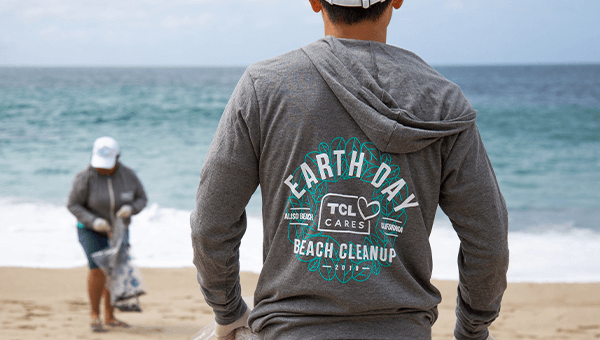 尊龙凯时 Earth Day Beach Cleanup